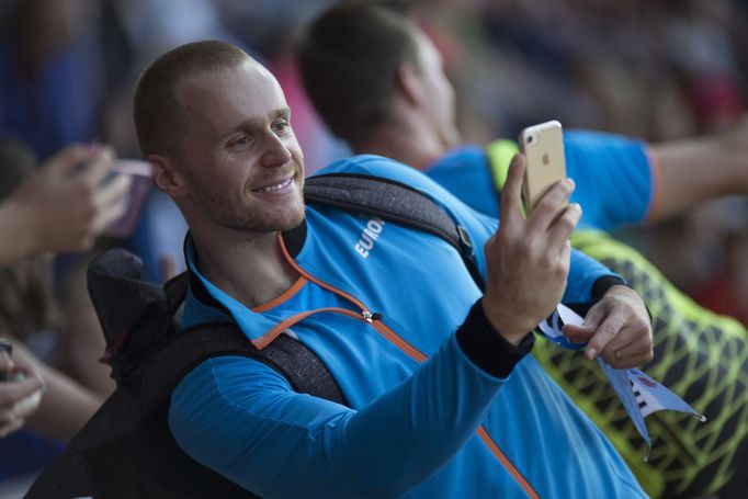 Kontinentální pohár v atletice, Ostrava 2018: Český oštěpař Jakub Vadlejch závodící v barvách evropského týmu se fotí s fanoušky.