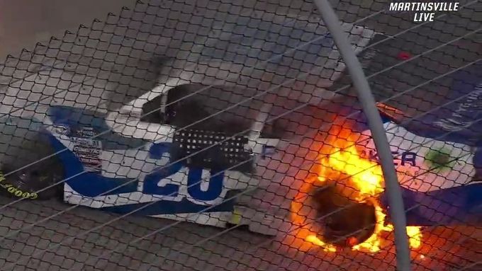 John Hunter Nemechekovi se při oslavě vítězství v závodě NASCAR Xfinity Series v Martinsvillu vzňalo auto.