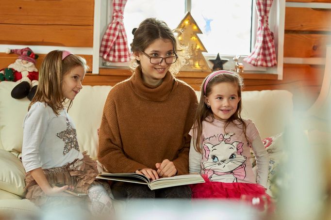 Uprostřed je Sara Sandeva jako Romana.