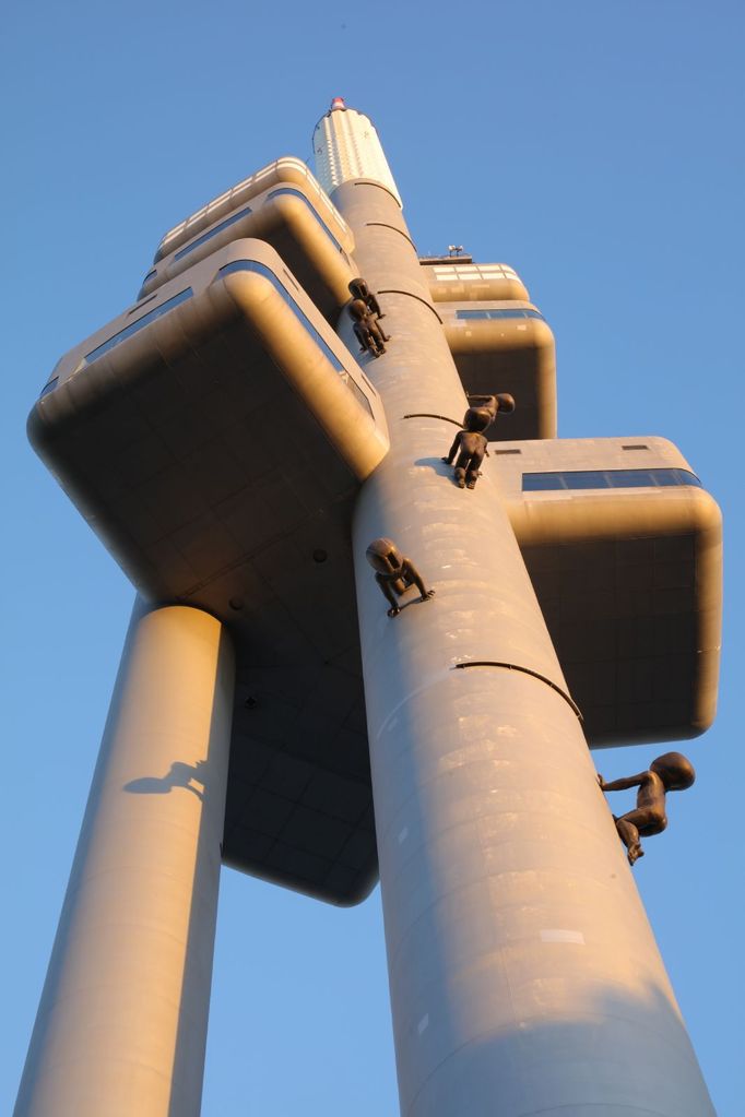 Série miminek Babies na Žižkovské televizní věži znázorňuje deformovaná lezoucí batolata gigantické velikosti; první socha série byla 350 cm dlouhá a 260 cm vysoká.