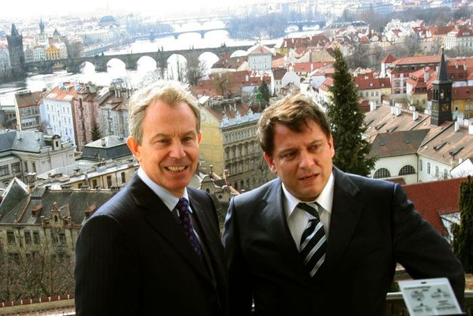 Tony Blair a Jiří Paroubek nad Prahou.