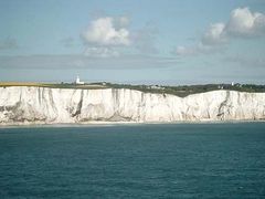 O tom, že Británie byla kdysi spojena s Evropou, svědčí zcela identické křídové útesy u britského Doveru ( na snímku) a francouzského Calais.