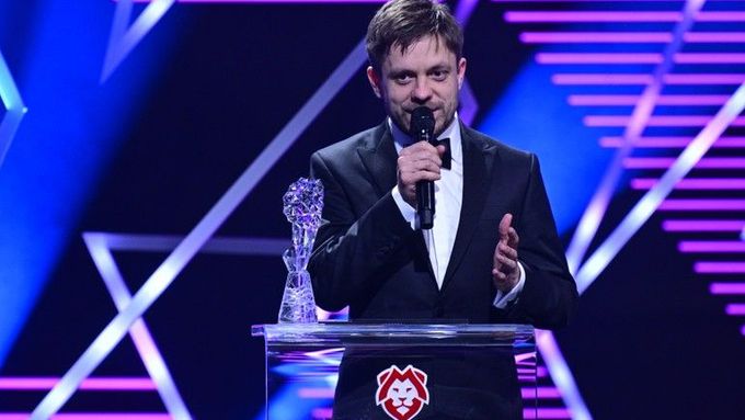 Jiří Mádl si za snímek Vlny odnesl sošku lva za režii, scénář i film roku.