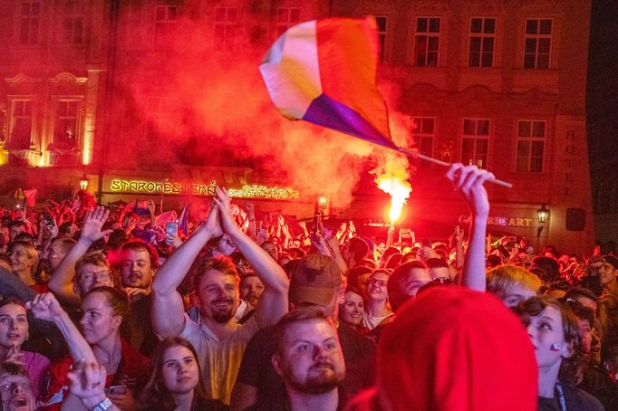 Fanoušci na Staroměstském náměstí v Praze sledují finále mezi Českem a Švýcarskem na MS v hokeji 2024.