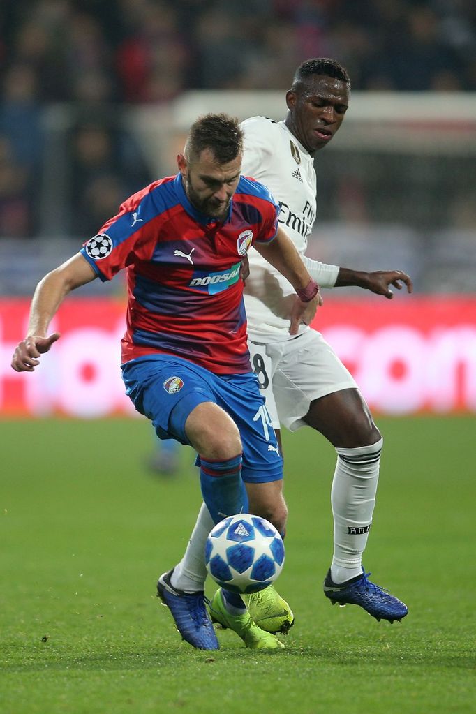 Radim Řezník a Vinicius Junior v zápase LM Plzeň - Real Madrid