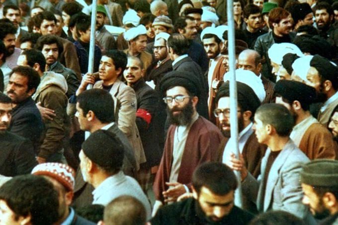 Khamenei při protestu během íránské revoluce v Mašhadu.