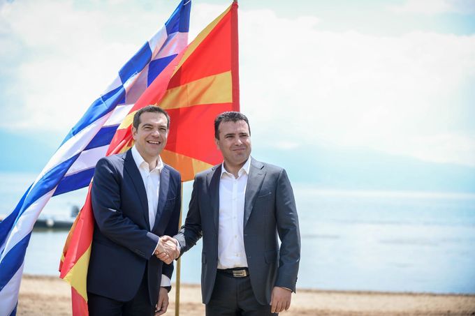 Řecký premiér Alexis Tsipras a jeho makedonský protějšek Zoran Zaev
