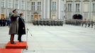 Prezident republiky Václav Havel po svém zvolení do funkce na Pražském hradě sleduje přehlídku čestné stráže ČSLA a Hradní stráže. Praha, 29. 12. 1989