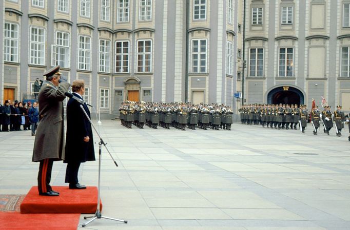 Prezident republiky Václav Havel po svém zvolení do funkce na Pražském hradě sleduje přehlídku čestné stráže ČSLA a Hradní stráže. Praha, 29. 12. 1989