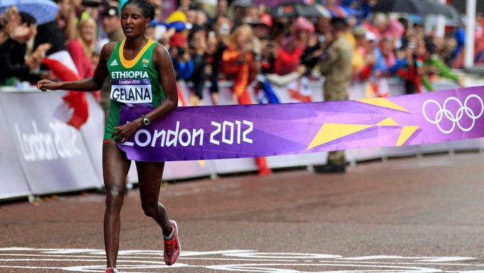 Etiopanka Tiki Gelanaová protíná cílovou pásku olympijského maratonu