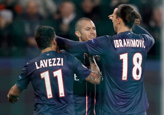 Fotbalisté Paris Saint Germain Jeremy Ménez (uprostřed) s Ezequielem Lavezzim a Zlatanem Ibrahimovičem slaví gól v utkání proti Dinamu Záhřeb během Ligy mistrů 2012/13.