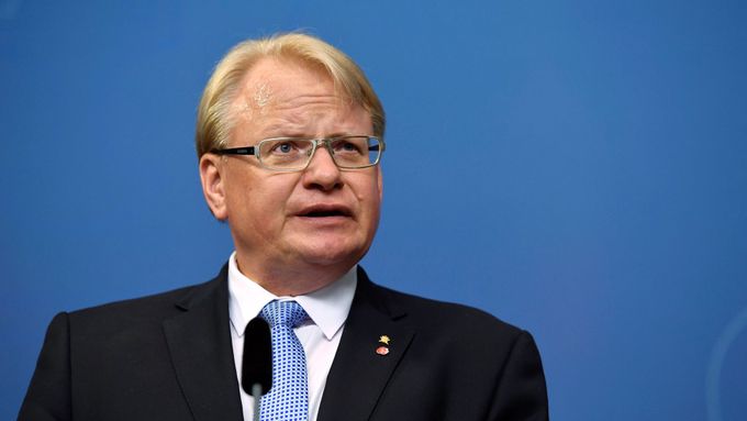 Ministr obrany Peter Hultqvist uvedl, že zatím ve funkci zůstane.