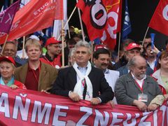 Protestujeme, ale rozumíme si. Odborový předák Milan Štěch (ČSSD) v čele archviní demonstrace.