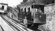 Pozemní lanová dráha fungovala v Praze dřív než elektrická tramvaj. Začala jezdit už 31. 5. 1891. A nevedla na Petřín, nýbrž na Letnou.