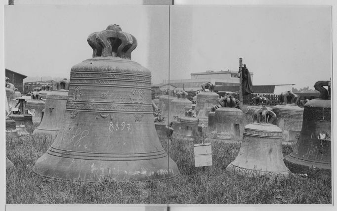 Nacisty zrekvírované zvony na pražských Maninách, odkud se v roce 1942 převážely do Německa loděmi.