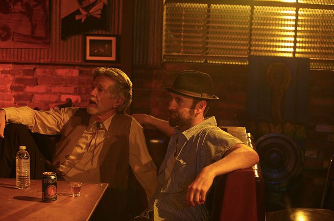 Tom Skerritt a Luke Perry ve filmu Černobílé blues (2010)