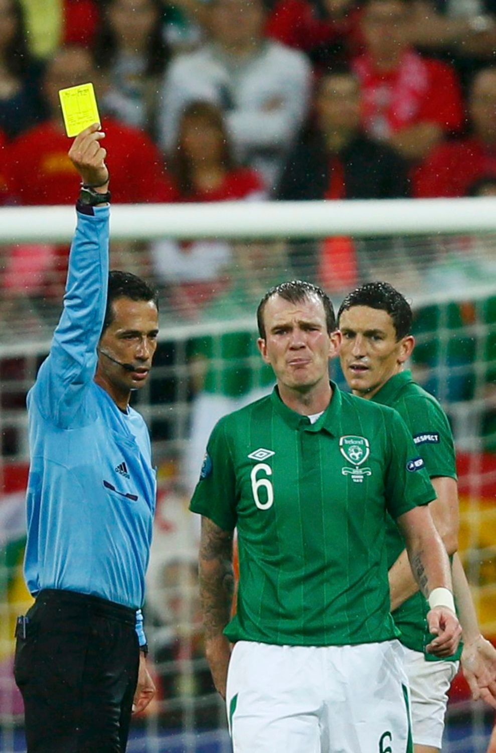 Glenn Whelan dostává žlutou kartu v utkání Španělska s Irskem ve skupině C na Euru 2012