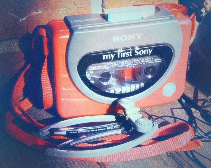 Sony Walkman WM-3000 a Sony Discman MDR-A10 z roku 1990.