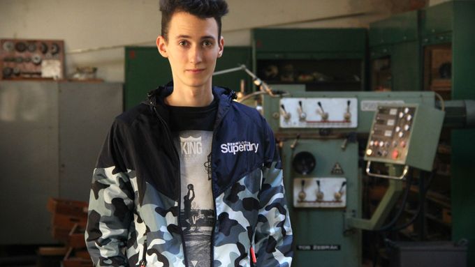 Osmnáctiletý student smíchovské průmyslovky Petr Štěpánek si navzdory nízkému věku stihl sestrojit vlastní 3D tiskárnu i robotickou ruku. Jeho příběh začal na skládkách.
