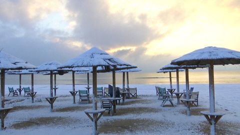 Řecké pláže jsou pod sněhem. Kvůli mrazu zůstaly zavřené i školy