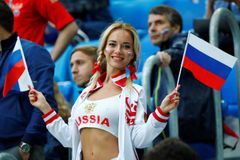 Fotky krásné ruské fanynky obletěly svět. Nakonec se z ní vyklubala pornoherečka