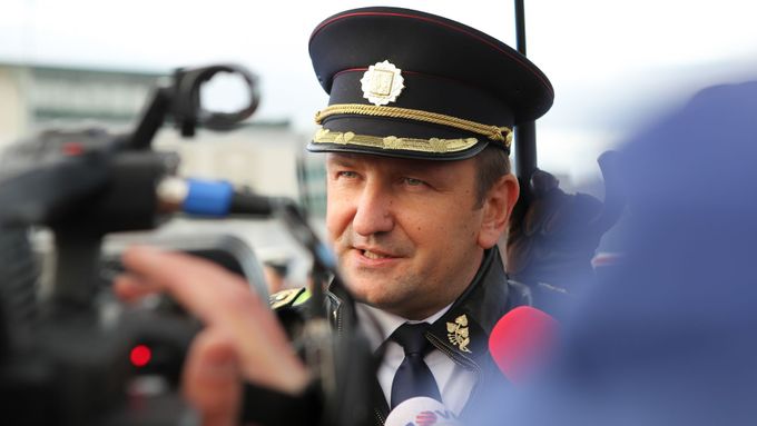 Všemu tomu šéfuje brigádní generál Tomáš Tuhý, policejní prezident. To on nese finální odpovědnost.