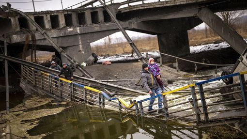 Zničený most v kyjevském předměstí po dělostřeleckém ostřelování ruské armády. 2. 3. 2022