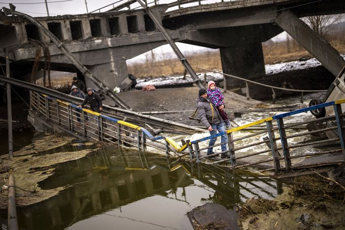 Zničený most v kyjevském předměstí po dělostřeleckém ostřelování ruské armády. 2. 3. 2022