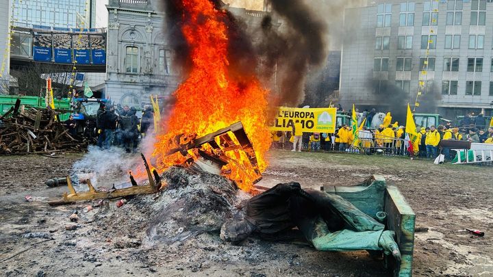 Peníze, nebo život. Farmáři v EU protestují proti levné konkurenci, politici to slyší