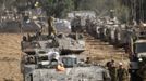 Israeli soldiers prepare armoured personnel carriers (APC) at an area near the border with the Gaza Strip November 16, 2012. Israel has started drafting 16,000 reserve troops, the military said on Friday, in a sign that violence could escalate further with Palestinian militants in the Gaza Strip. REUTERS/Ronen Zvulun (ISRAEL - Tags: POLITICS CIVIL UNREST MILITARY) Published: Lis. 16, 2012, 12:52 odp.