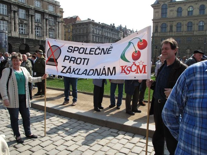 Mezi odpůrci stavby amerického radaru byli i příznivci komunistů, mezi demonstranty přišli i europoslanci Ransdorf a Remek