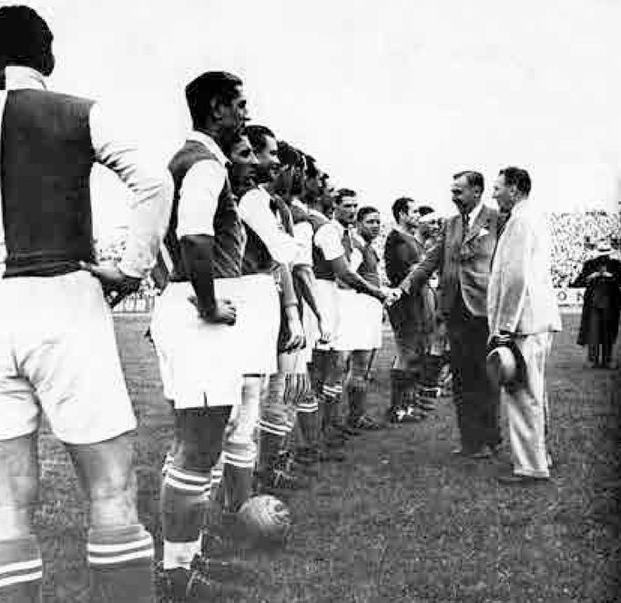 Ministr veřejného zdravotnictví a tělesné výchovy František Ježek v srpnu 1938 hráče SK Slavia Praha a AC Janov před semifinále Středoevropského poháru.