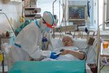 V současnosti leží v Nemocnici Na Bulovce 29 pacientů z covid-19. Osm z nich dýchá s pomocí plicních ventilátorů.