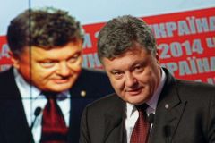 Porošenko a Jaceňuk se přetahují o výhru ve volbách