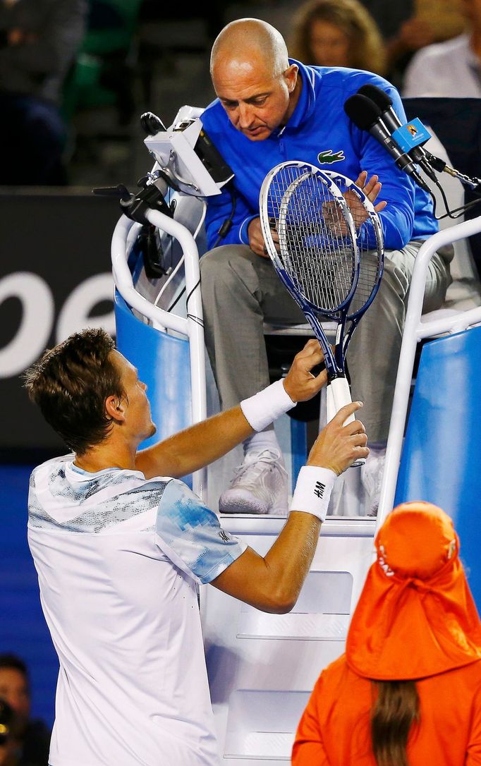 Australian Open 2015: Tomáš Berdych hovoří s rozhodčím na umpire při semifinále s Andy Murraym