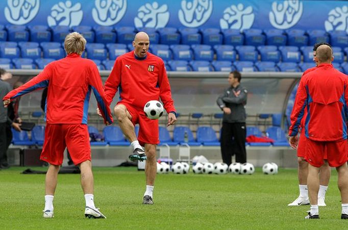 Tradiční rozcvička fotbalistů v Basileji před zástupem nedočkavých mezinárodních médií.