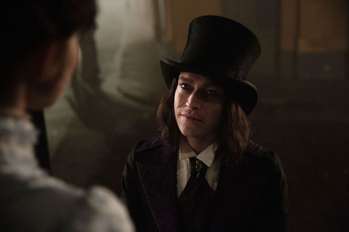 Caleb Landry Jones zosobňuje Draculu jako tragickou postavu, odsouzenou žít ve stínu smrti a čekat na reinkarnaci ztracené lásky.