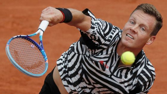 Podívejte se na fotografie ze zápasu Tomáše Berdycha v druhém kole French Open, v němž zdolal Tunisana Maleka Džazíriho.