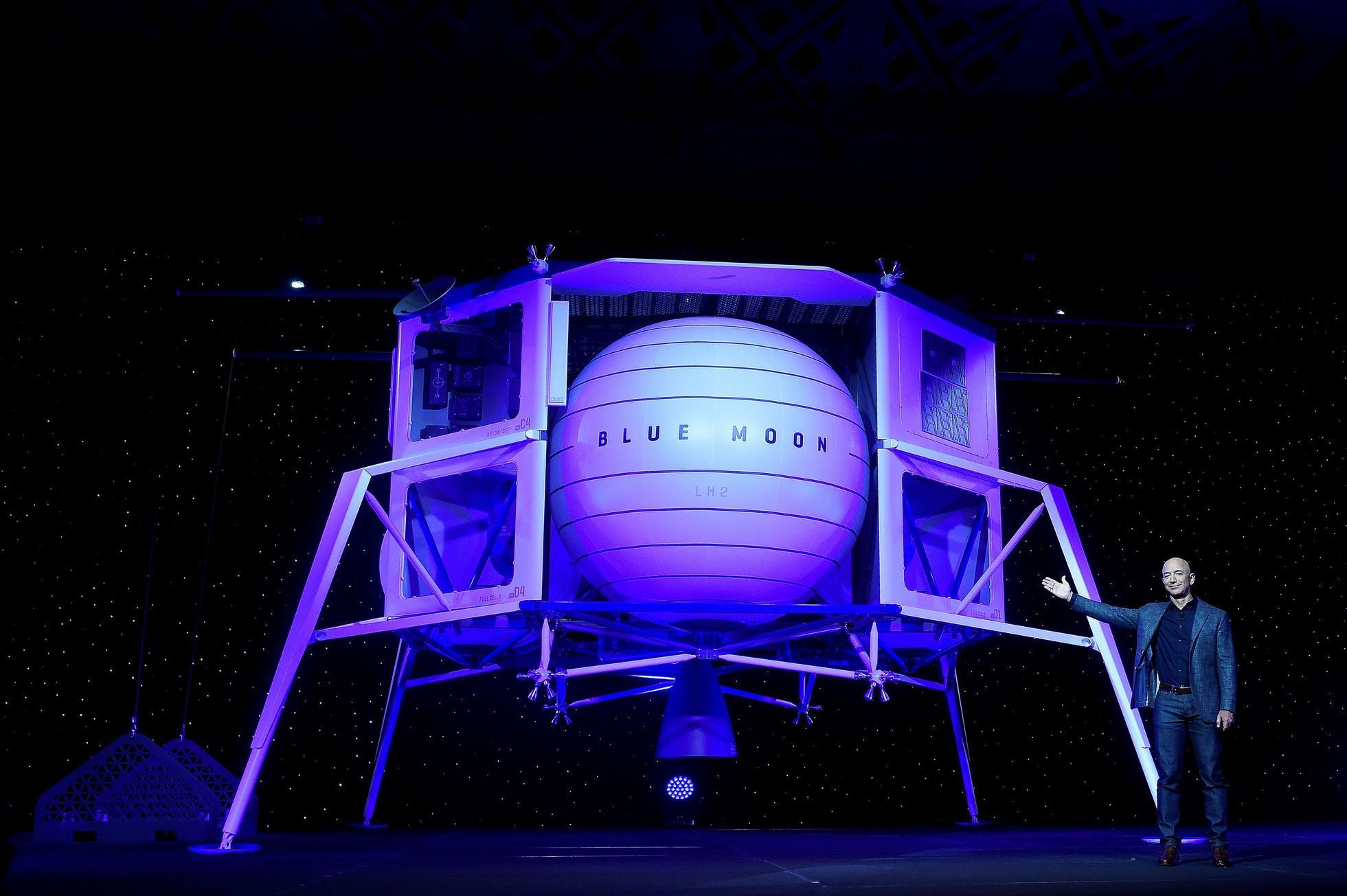 Jeff Bezos představil nový přistávací modul k cestě na Měsíc.