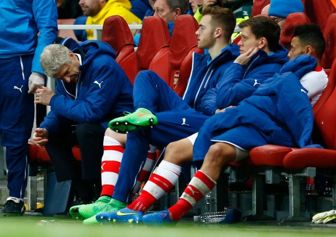 Football: Arsenal manager Arsene Wenger looks dejected