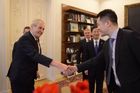Zeman se na Hradě sešel s čínským velvyslancem a dvěma manažery firmy Huawei