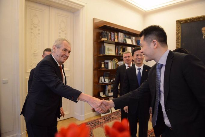 Prezident republiky Miloš Zeman přijal na Pražském hradě zástupce firmy Huawei pro evropský region.