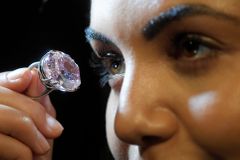 Vzácný diamant Pink Star se prodal za více než 70 milionů dolarů. Jde o světový rekord