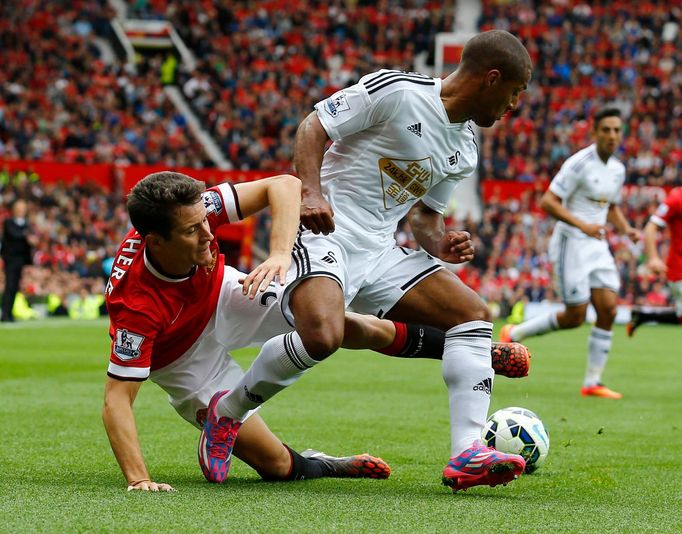 Wayne Routledge uniká Anderu Herrerovi v utkání Swansea na Manchesteru United