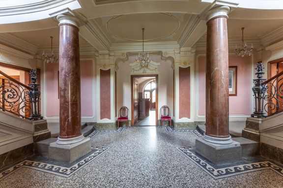 Interiér zámku Štiřín čerstvě po jeho uzavření.