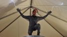 Magician David Blaine performs a demonstration of his upcoming performance "Electrified" during a press briefing in New York, October 2, 2012. During the performance Blaine will wear a custom made metal suit while standing on a 20-foot-high (6 meter) platform on New York City's Pier 54 on the edge of the Hudson River while surrounded by seven metallic orbs, or tesa coils, that will stream 1 million volts of electricity around him for 3 days and nights. REUTERS/Mike Segar (UNITED STATES - Tags: SOCIETY ENTERTAINMENT) Published: Říj. 2, 2012, 6:54 odp.