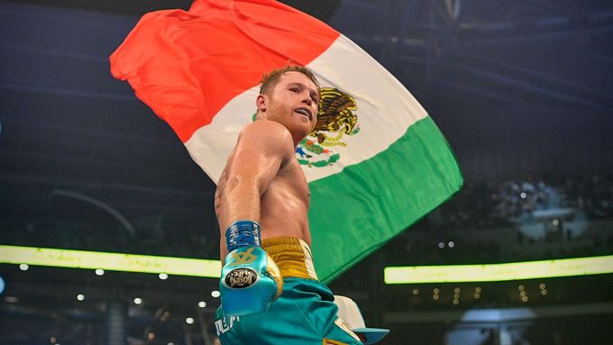 Saúl "Canelo" Álvarez v ringu s mexickou vlajkou