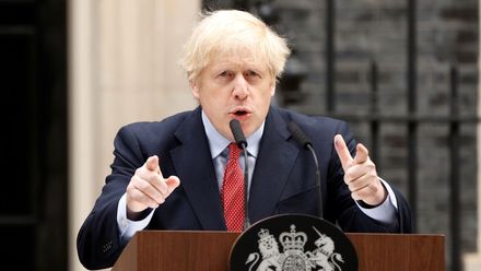 Živě: Anglii zítra čeká návrat před pandemii. Zastaví rozvolnění pád Borise Johnsona?