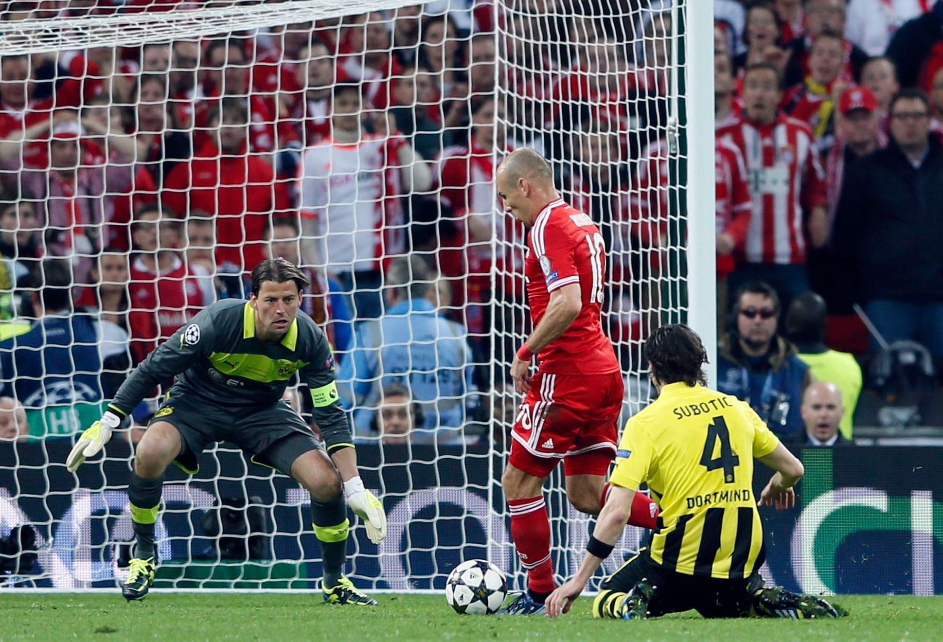 Fotbal, Liga mistrů, Bayern - Dortmund: Arjen Robben (v červeném) dává gól na 2:1
