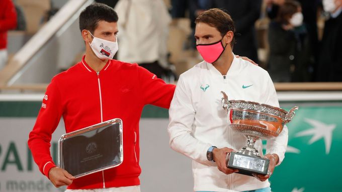 Novak Djokovič a Rafael Nadal po finále letošního Roland Garros